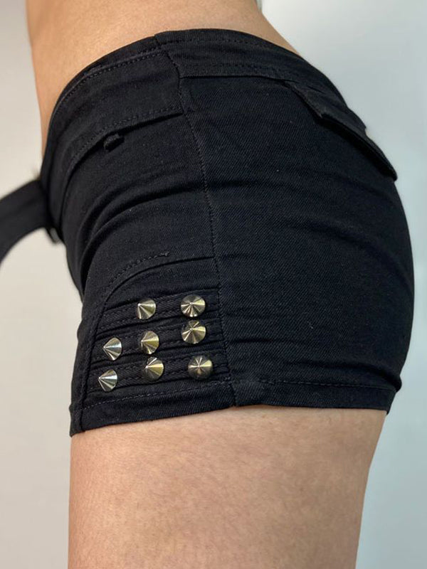 Zwarte punk denim short met lage taille, riem en klinknagel