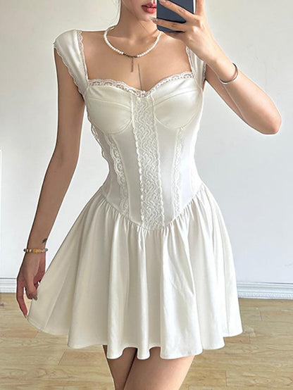 Mini robe corset blanche à bordure en dentelle unie française