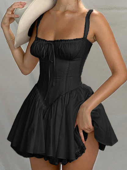 Robe plissée noire à panneau en dentelle française