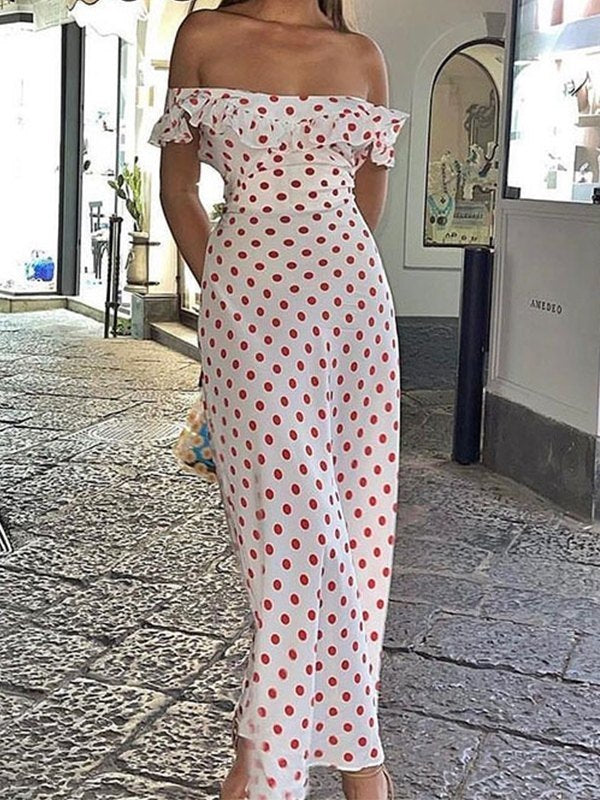 Robe à pois à volants et épaules dénudées