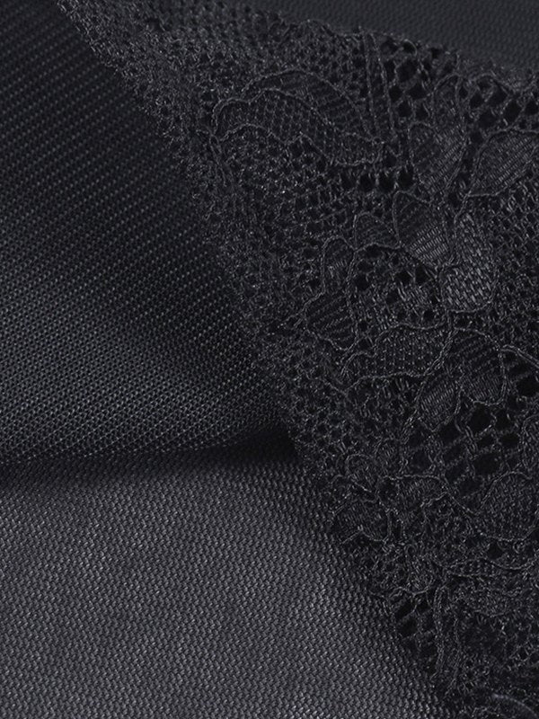 Cami-top met zwart lint en kanten patchwork uitsnijding