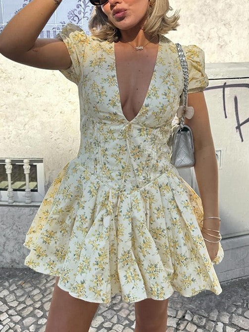 Robe courte à manches courtes et col en V profond à fleurs jaunes françaises