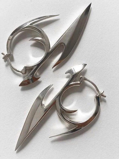 Boucles d'oreilles en argent avec personnage gothique en forme de fléchettes