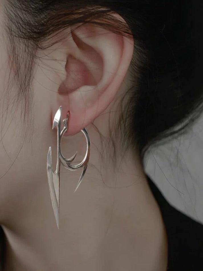 Boucles d'oreilles en argent avec personnage gothique en forme de fléchettes